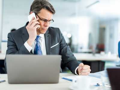 agent on the phone at desk
